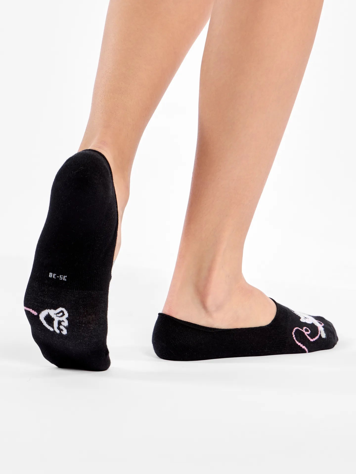 no-show-socks-cat-ball-b4/b4974cdfa431a223c2566bc3672ea797e7a85a69